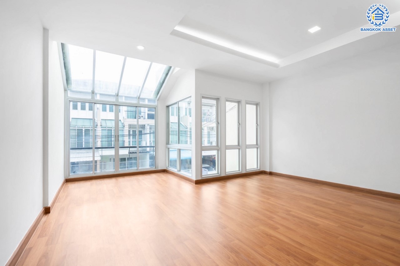 บ้านมือสองตกแต่งใหม่ ม.วิสต้าปาร์ค แจ้งวัฒนะ ทาวน์โฮม 3 ชั้น บนเนื้อที่ 22.8 ตร.ว. ฟังก์ชัน 3 ห้องนอน 3 ห้องน้ำ Master Bedroom เชื่อมต่อ Walk in Closet พร้อม Built-in ตู้เสื้อผ้าดีไซน์เรียบหรู บนทำเลโซนเมือง ใกล้ทางด่วน และเซ็นทรัลแจ้งวัฒนะ และเพียง 10 นาทีถึง รถไฟฟ้า "สถานีศูนย์ราชการนนทบุรี"